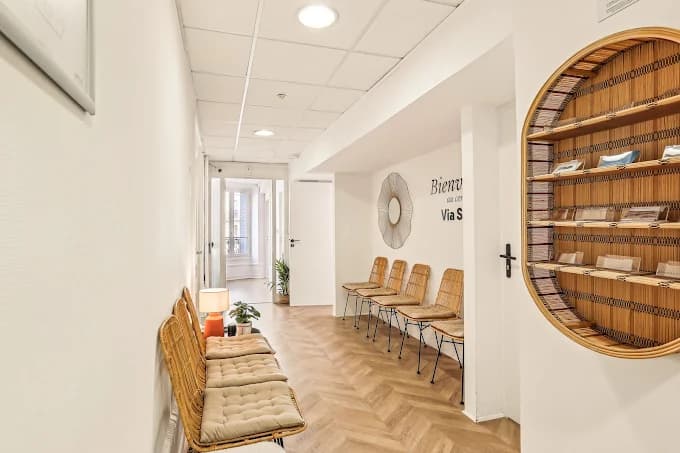 Cabinet de gynécologie à Miribel — salle d'attente du Dr. Alexandra Soldea